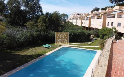 Просторный бунгало с общим бассейном и теннисным кортом, расположенный рядом с гольф-клубом.